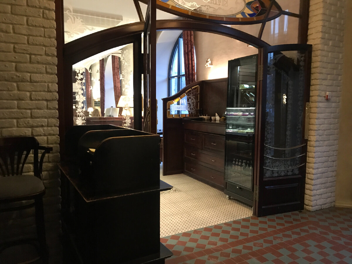 На входе ресторана.