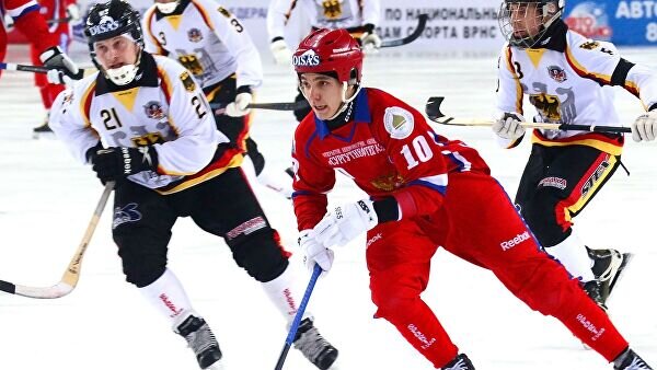    Алмаз Миргазов (Россия) в матче 1/4 финала чемпионата мира по хоккею с мячом между сборными командами России и Германии.© РИА Новости / Игорь Онучин