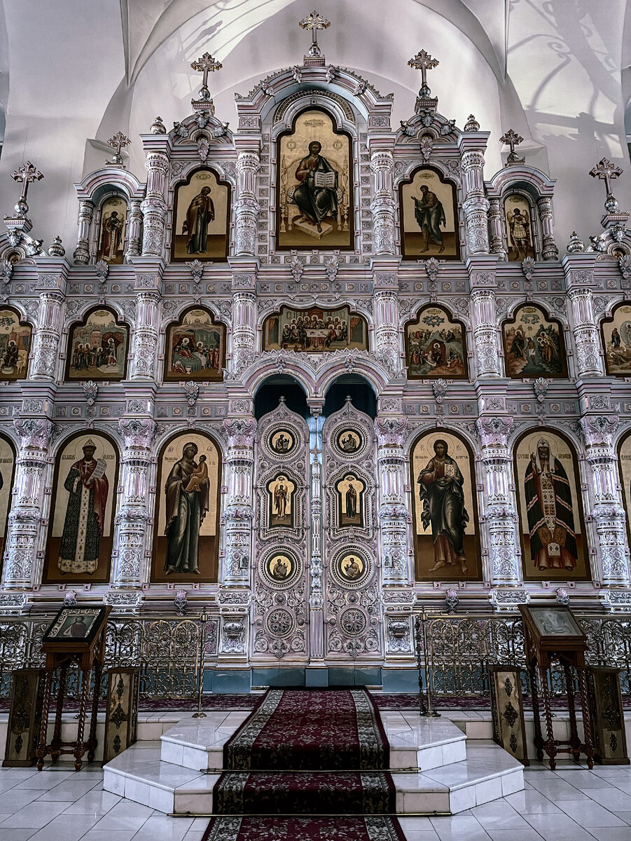 Фарфоровый иконостас в Тихвинском соборе в Ногинске. Фото автор