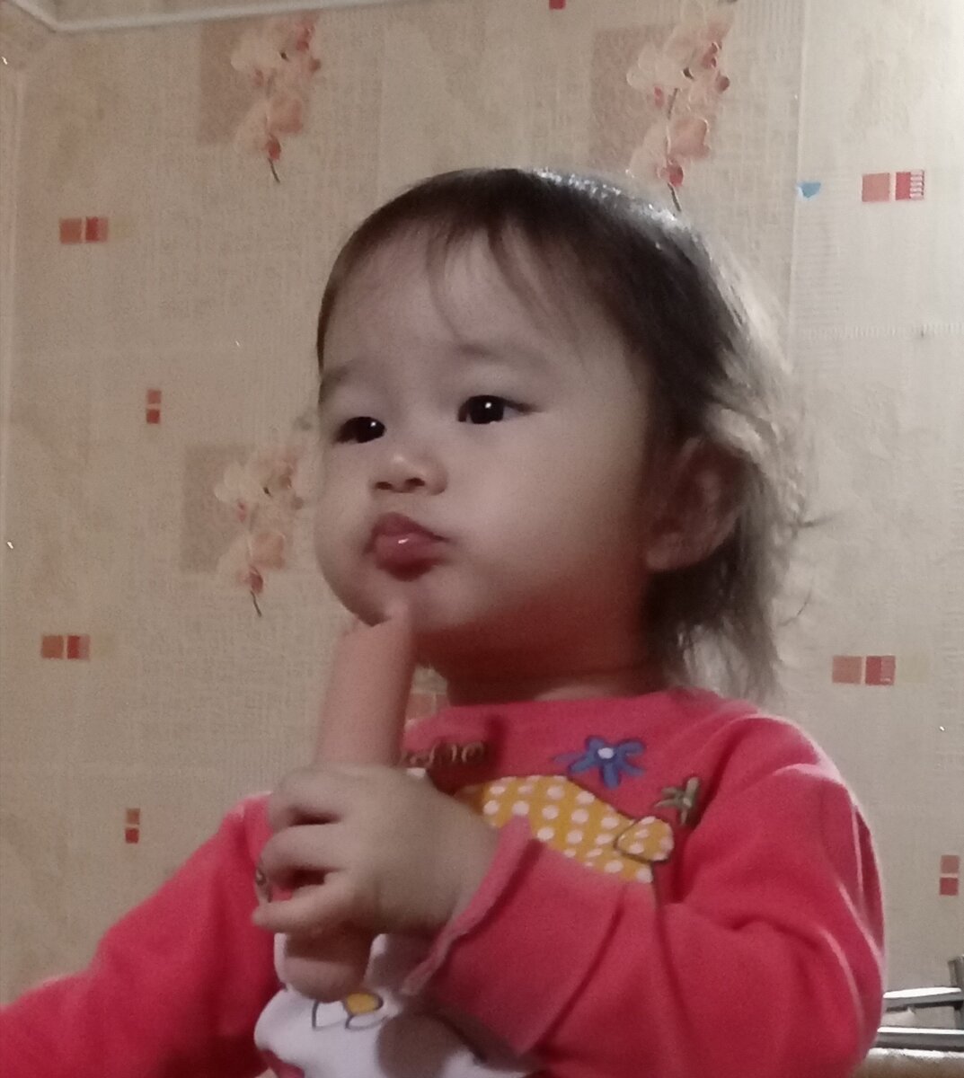 Ассистент снимает пробу на съедобность. 