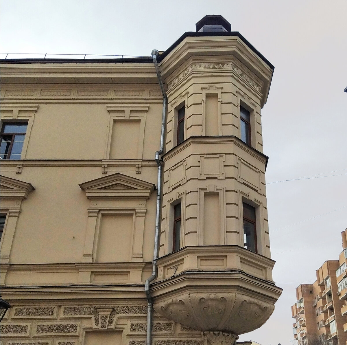 Меандр на фризе эркера