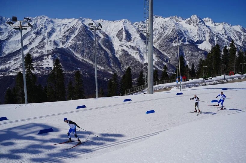 Завал на лыжной гонке в сочи. Сочи горы Олимпийские трассы. В Сочи упали лыжники. Разношка лыжники Сочи. Лыжные гонки Сочи Джастина Ковальчук.