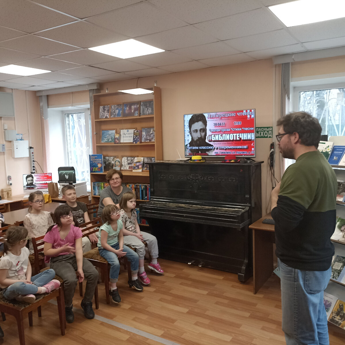 Михаил Дёмин презентовал несколько своих книг ребятам