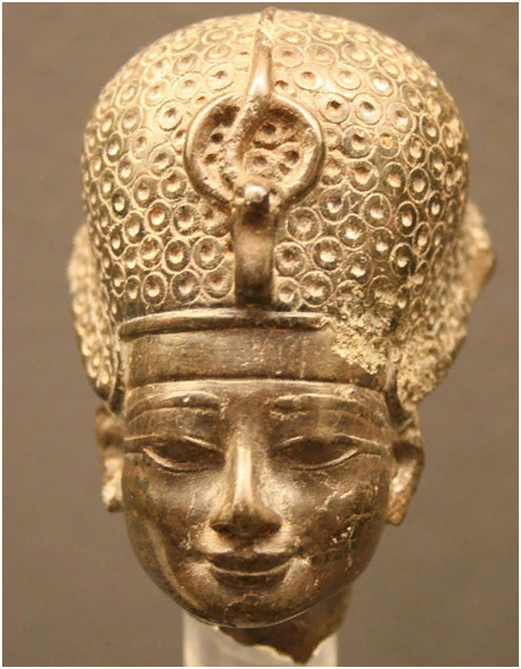 Голова статуи фараона Тутмоса IV.