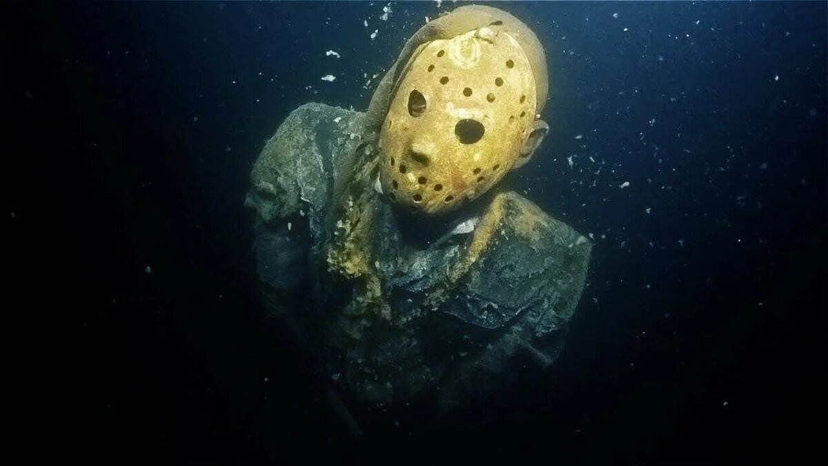 Джейсон Вурхис статуя под водой