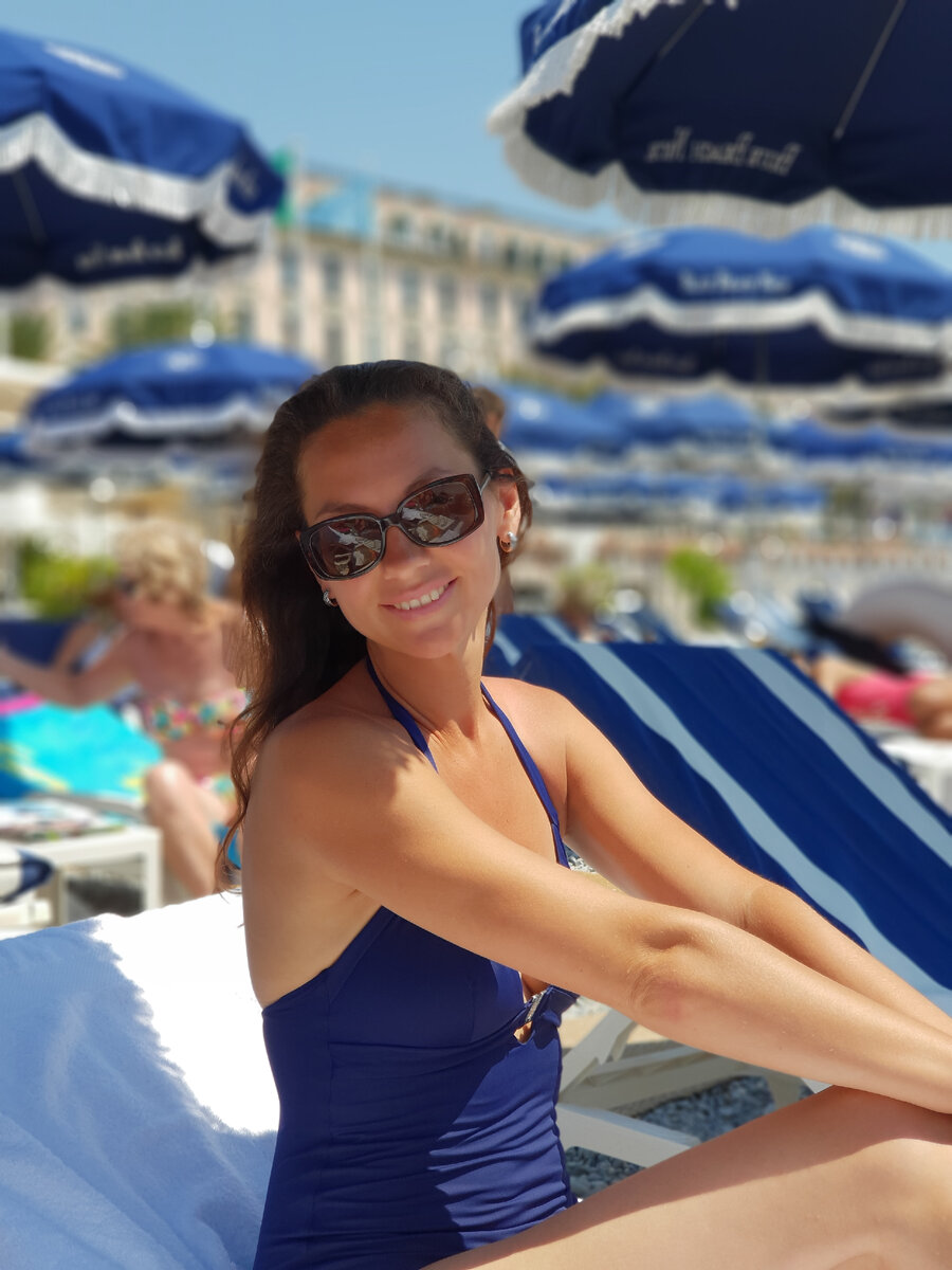 Слитный купальник, крем SPF 50 и под зонтик:).