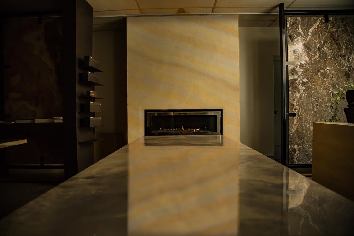 
⠀
 ОНИКС ORANGE – яркий, солнечный оникс , его цвет играет красками от медово-оранжевых, алых, до ярких жёлтых. В разных блоках могут смешиваться два или несколько из этих цветов. В мире всего несколько месторождений отделочных ониксов такой палитры, в основном в Турции, где цвета ближе к оранжево-медовым, в Мексике - ближе к жёлтым.
 ⠀
Если остались вопросы, Вы всегда можете позвонить по ☎️ 8 800 201 70 70
#дизайнеринтерьра
#натуральныйкамень
#charmestone
#art
#природа
#доммечты
#архитектор
⠀