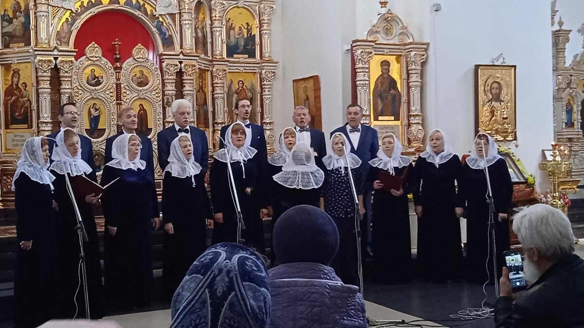 Полевчане исполнили балладу о двенадцати разбойниках и песню «Зачарованная даль» Александры Пахмутовой. Те, кто слышал выступление хора под сводами храма, знают, как чисто звучат высокие голоса певцов и какой необыкновенный объём приобретает звук, когда вступают басы. Многоголосие хоров, исполняющих духовные и народные песни, завораживает зрителей. Участники признаются, что многие под этими сводами поют и плачут