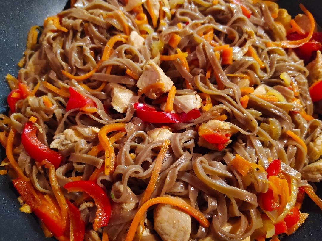 рецепт гречневая лапша с курицей и овощами. лапша с говядиной. Wok в тарелке. гречневая лапша с овощами рецепт. гречневая лапша соба с овощами и курицей.