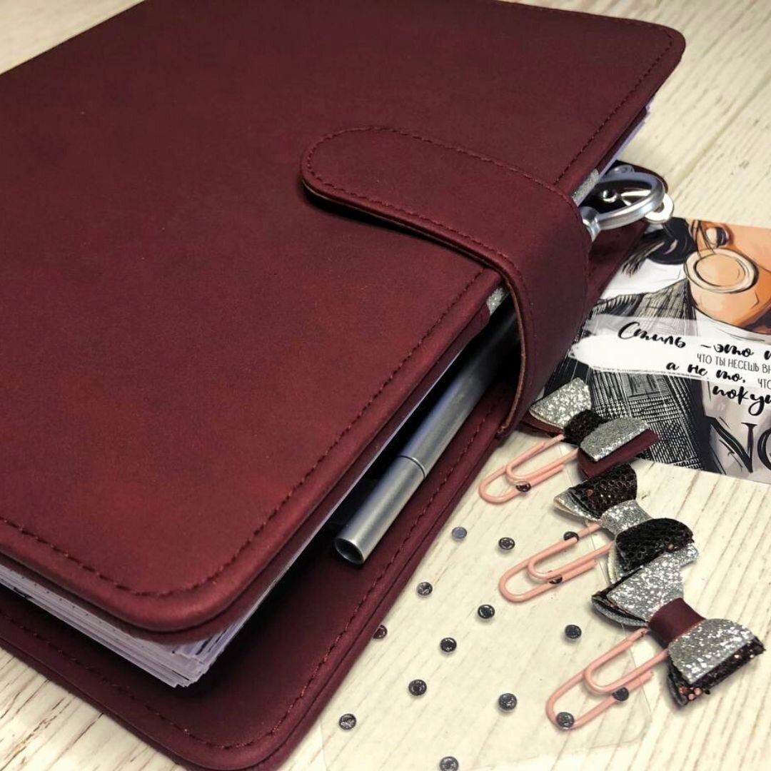 Обложки планера и сегодня изготавливаются из качественного итальянского переплётного кожзама 