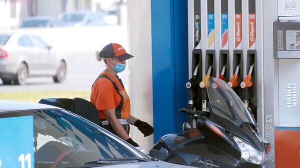    Сотрудница на одной из автозаправочных станций "Газпромнефть" в Москве© РИА Новости / Виталий Белоусов