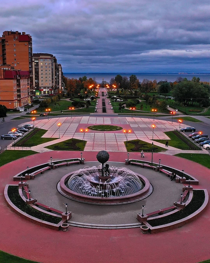 Площадь на Александровской улице г Ломоносов