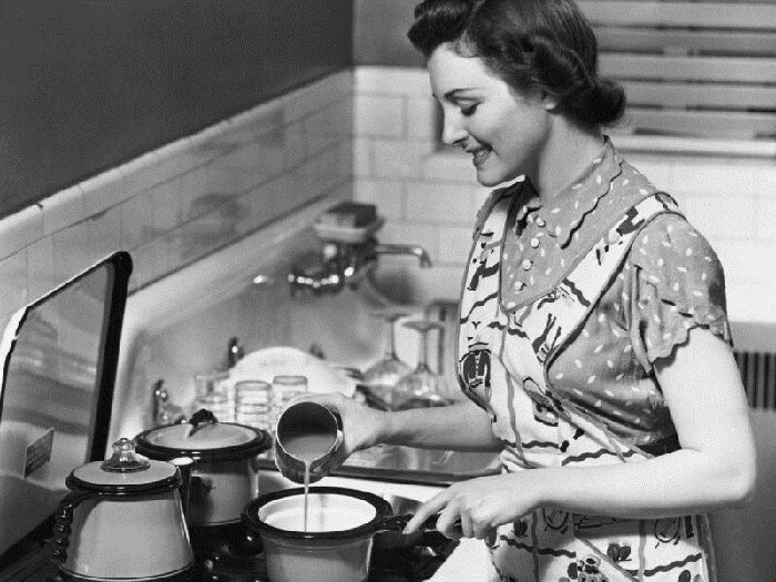 Фото Женщина готовит еду и ждет мужа с работы.