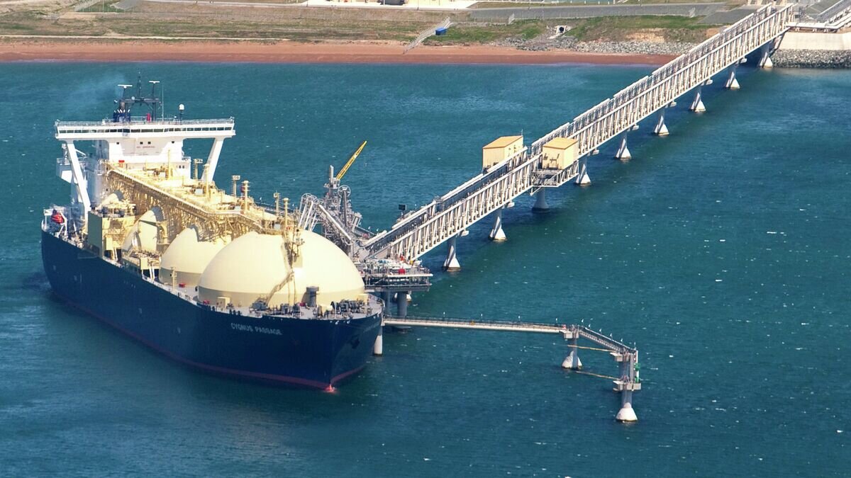    Танкер "Cygnus Passage" на терминале по отгрузке газа завода по производству СПГ (проект "Сахалин-2")© РИА Новости / Сергей Красноухов