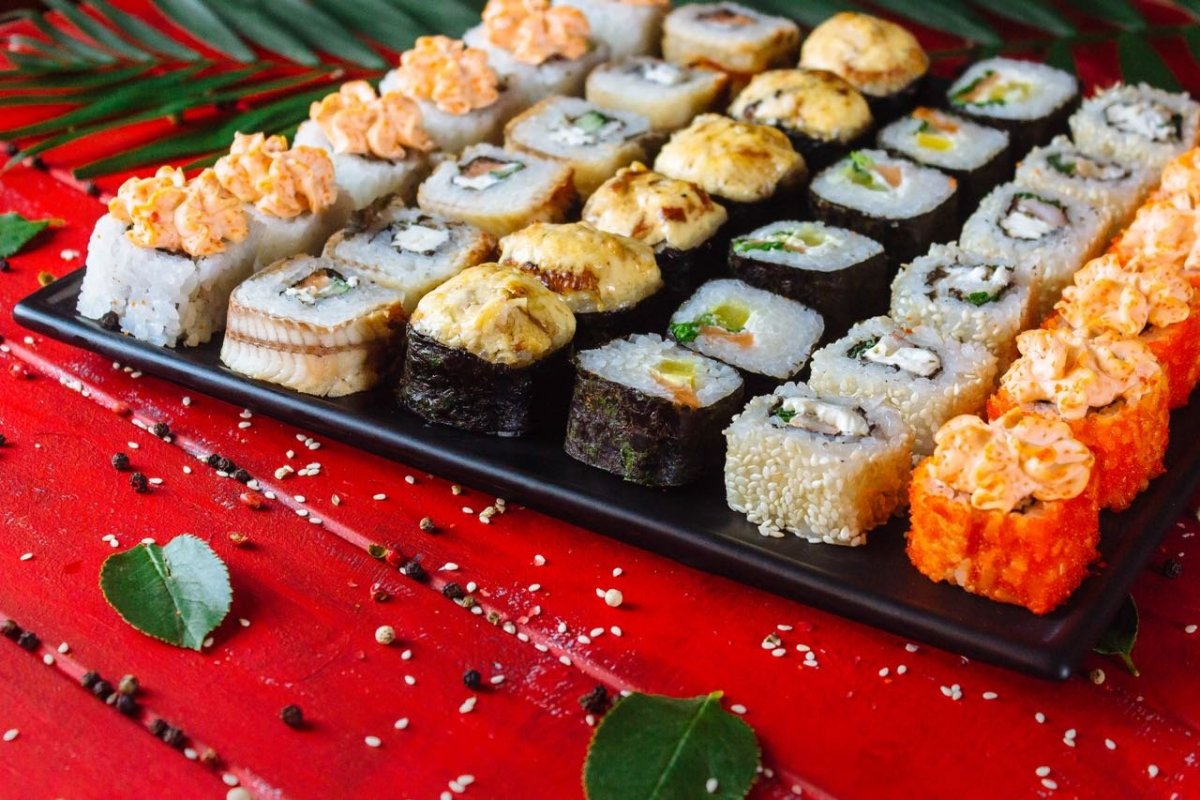 Good sushi. Роллы суши вок. Красивые роллы. Роллы ассорти. Красивые роллы и суши.