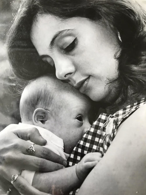 Эмили не послушала врачей - она не смогла отказаться от любимого малыша. Пойдя против всех, она совершила невозможное - и сын пошел по ее стопам! Фото: emilyperlkingsley.com 