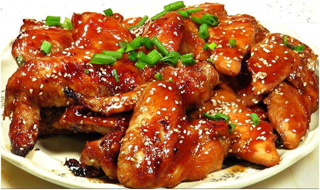 Нет ничего лучше идеально приготовленных куриных крылышек с соусом. Запеченные до хрустящей золотистой корочки, они станут вашей хорошей традицией для дружеских посиделок с близкими. Соус сделаем довольно классический – с сочетанием сладкого меда, горчицы и соевого соуса. От одной мысли уже разыгрался аппетит, да? 
Мы будем запекать крылышки в духовке. Но если есть желание – приготовить их можно и на мангале, получится тоже вкусно, еще и с ароматом дымка. Потому что куриные крылышки барбекю – это тоже любовь на все времена.