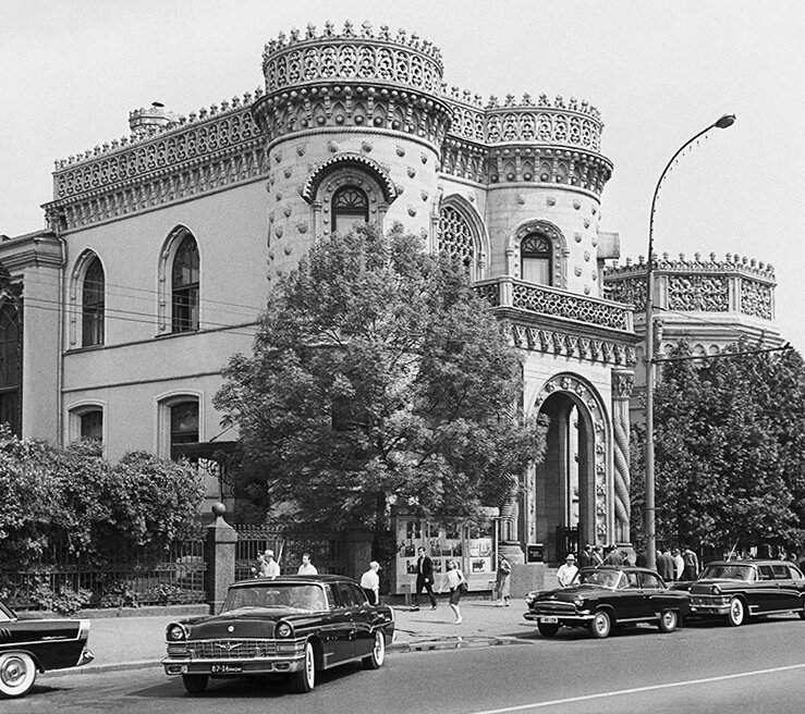 Здание ВОКС (особняк Арсения Морозова). Москва, 1956г. Фото взято в сети интернет.