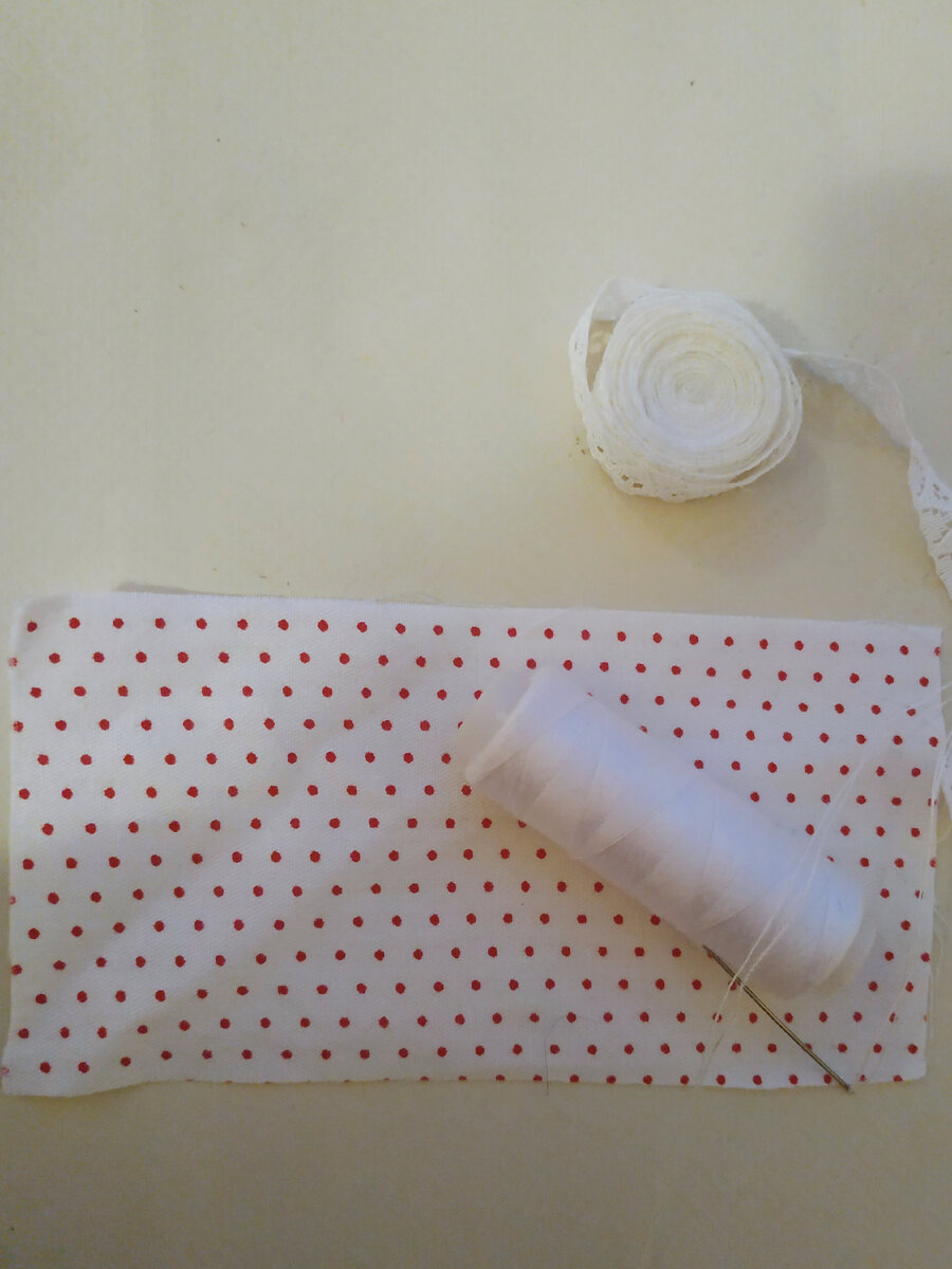 По размеру полоски ткани и мелким горошкам и по ширине кружева вы, наверное, догадались, что платье будет на маленькую куколку (да-да, ту, которую вы уже много раз видели:) Фото из архива автора.