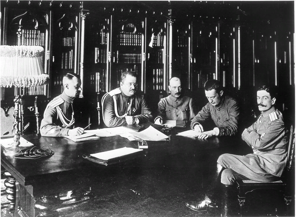 Фото август 1917 г. Керенский со своими помощниками, слева направо: полковник Барановский, генерал-майор Якубович, Савинков, Керенский и полковник Туманов.