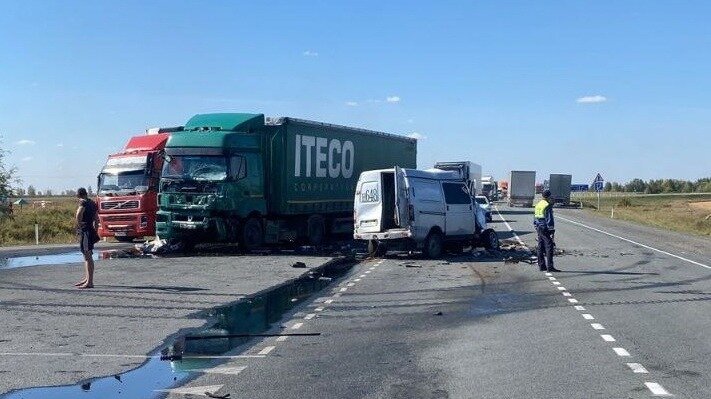     Водитель автомобиля ГАЗ потерял управление и столкнулся с двумя встречными машинами.