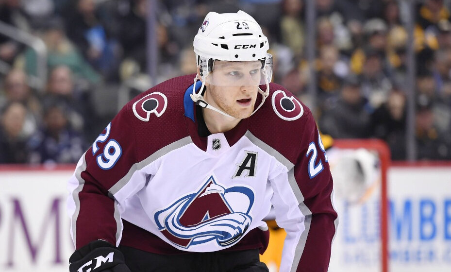    Канадец Натан Маккиннон стал самым высокооплачиваемым хоккеистом в НХЛ. Фото: Global Look Press