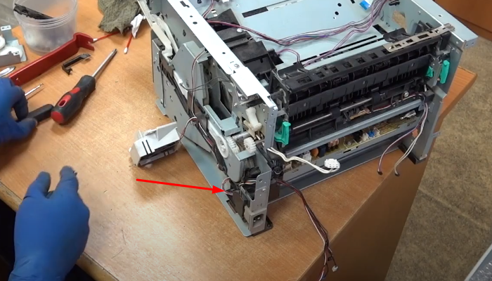 Фото 134. Очищаем резиновые детали  на роликах выхода бумаги жидкостью ELP