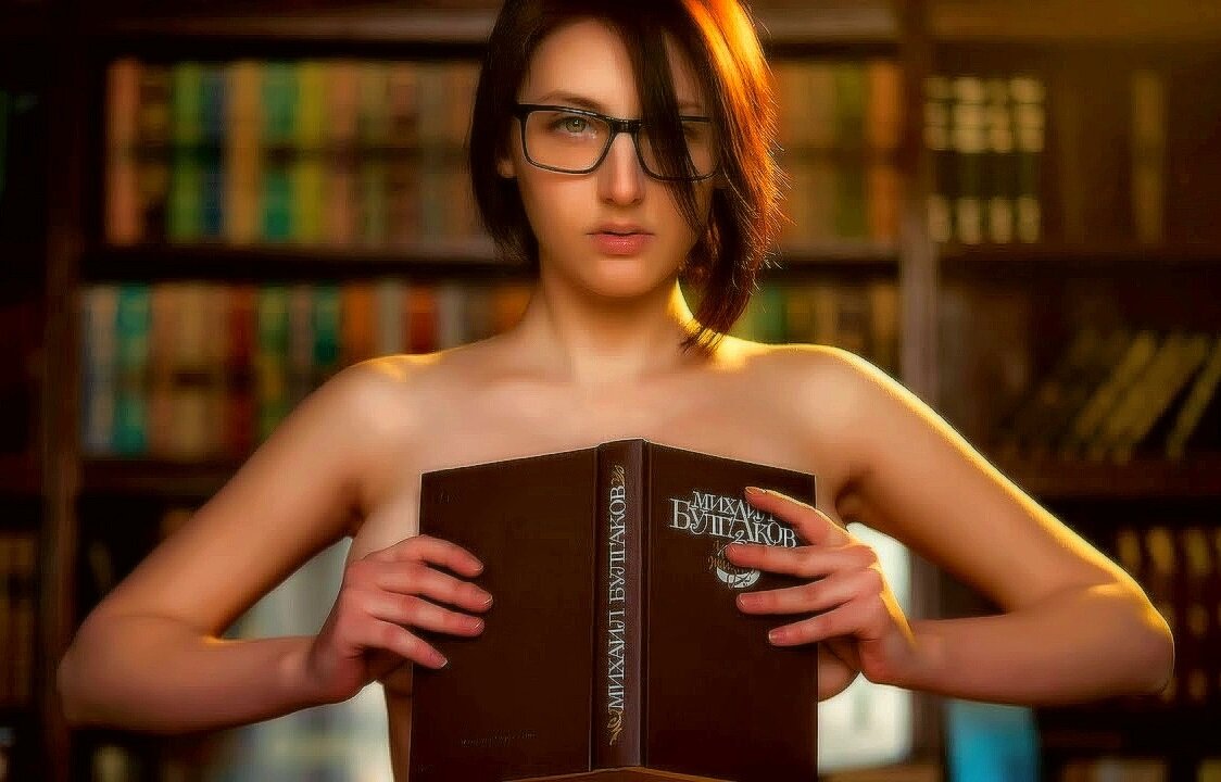 Кстати, Интернет по запросу "умная женщина" почему-то выдает в основном фото весьма молодых и легкомысленных дам, но обязательно с книгой и в очках 