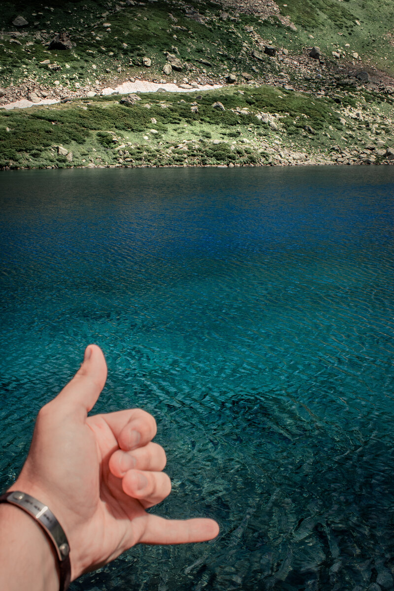 В солнечную погоду можно увидеть до 5 цветов, которыми переливается вода в озере. Невероятно!