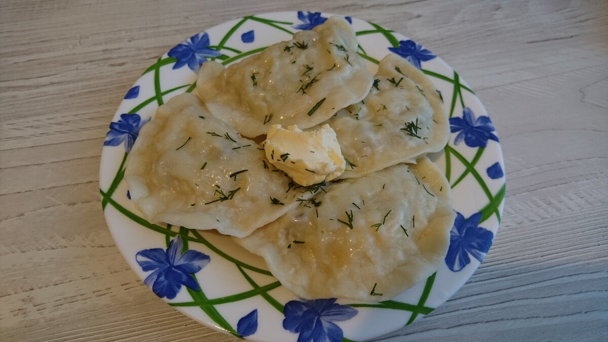 Ингредиенты : Мука - 500 гр. Яйца - 1шт. Шампиньоны (любые грибы) - 200 гр. Картофель - 400 гр. Вода - 200 мл. Лук 1 шт. Соль - 5 гр. Масло раст - 40 гр. 