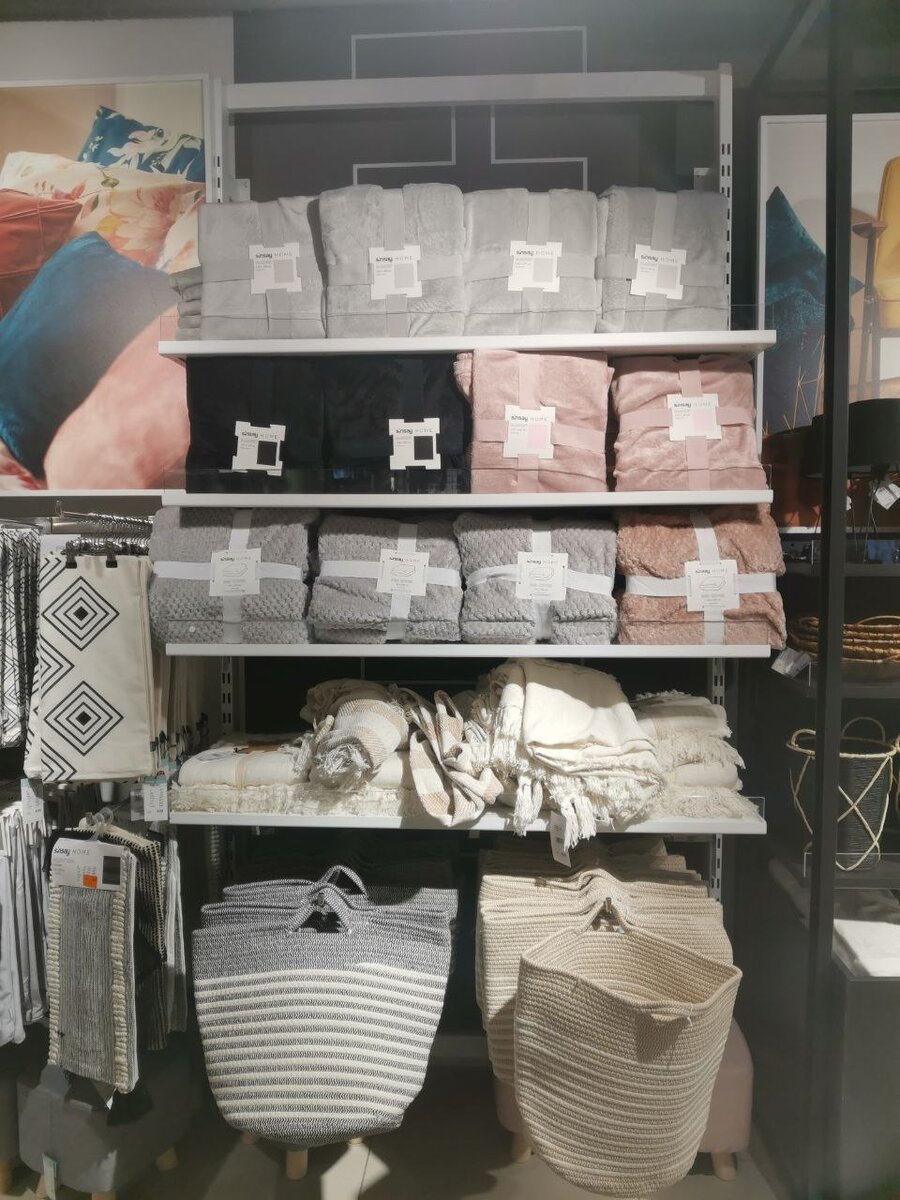 Большой выбор пледов в светлых оттенках, а также наволочек и корзин для белья. Пледы очень мягкие и нежные, стоимость варьируется в среднем от 700 до 2000 рублей