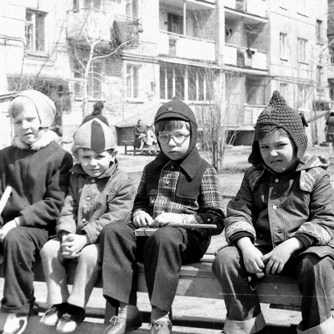 Советские дети на скамейке