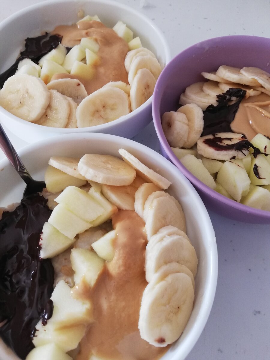 Полчашки готовой овсянки, 15 гр тёмного шоколада, долька яблока, треть банана и две чайные ложки арахисовой пасты без сахара. Очень вкусно 