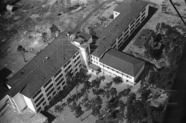 Школа на Лесном проспекте (архитекторы А. Никольский и В. Гальперин, 1930-1932)