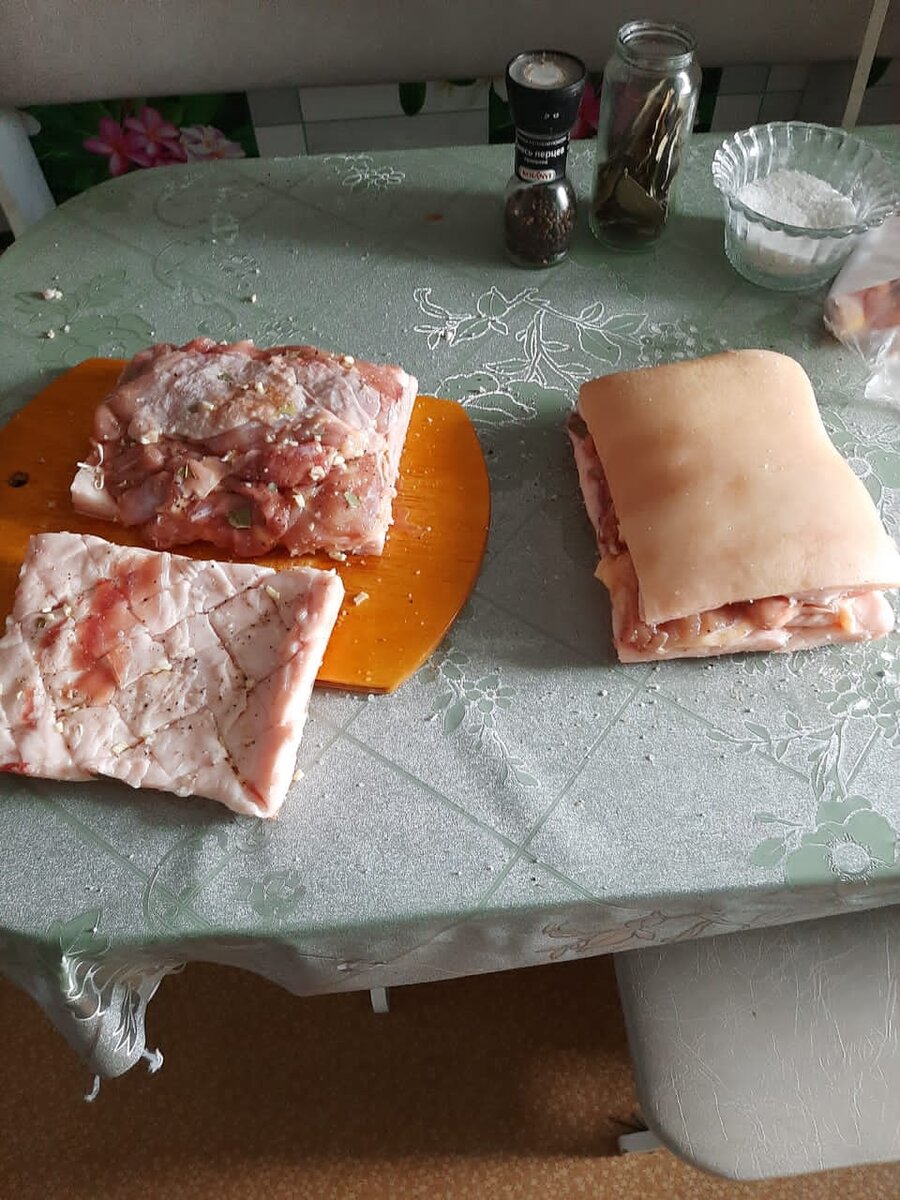 Готовка сала, выкладываем отбитое мясо курицы.