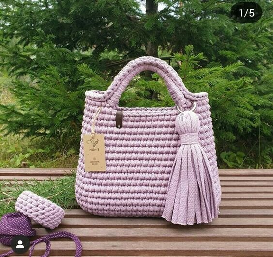 Жесткость и устойчивость сумочке придает трикотажная лента или полиэфирный шнур.