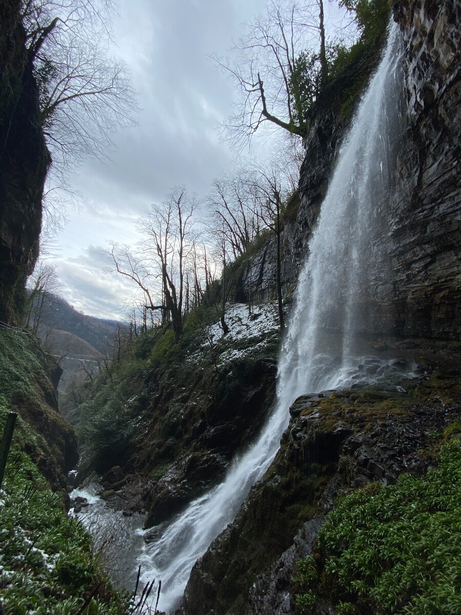 Водопад "Великан" недалеко от Акармары