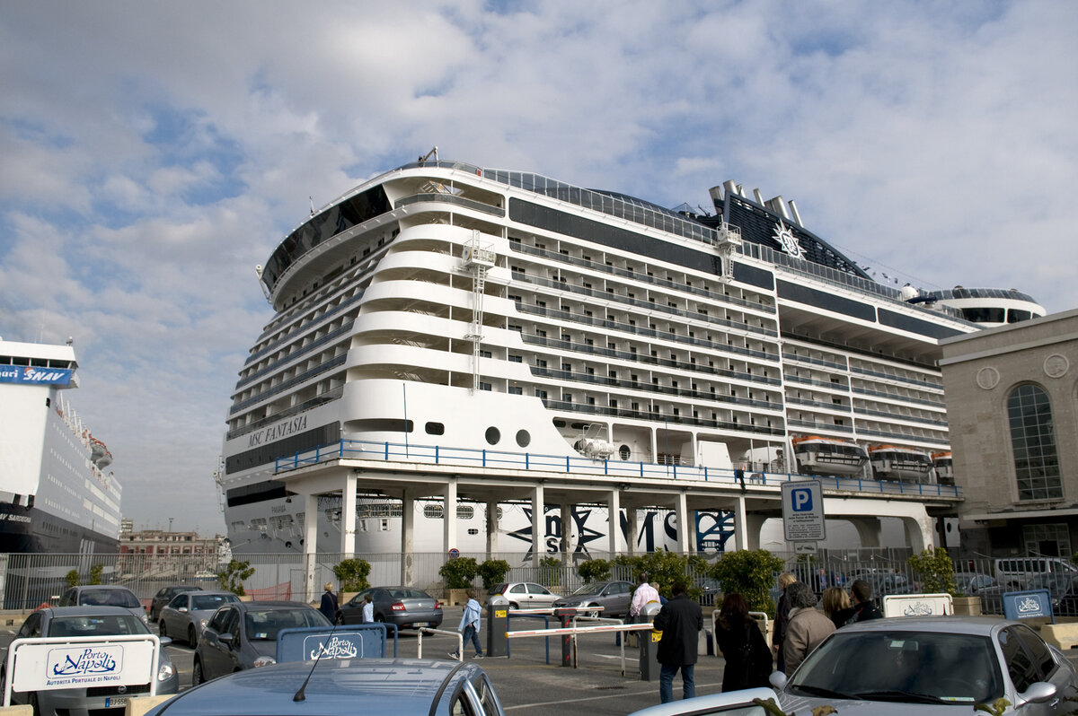 MSC Fantasia в порту Неаполя. Фото автора