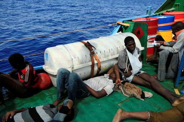 Мигранты на борту «Ювенты» после того, как их сняли с переполненной лодки. Фотография: Зохра Бенсемра / Reuters
