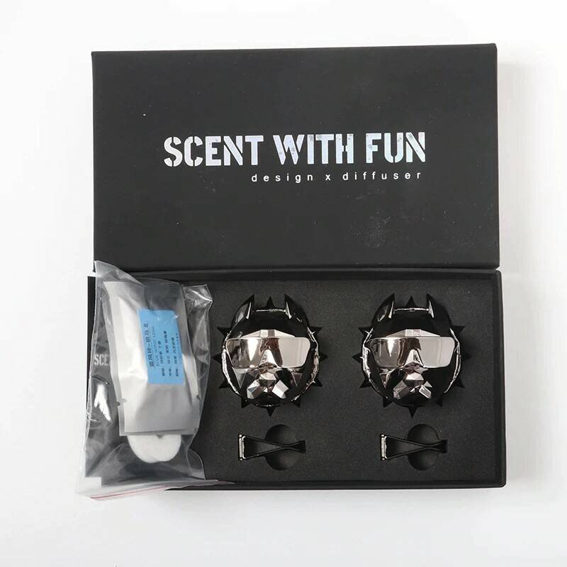 Автомобильный освежитель воздуха в виде головы бульдога.