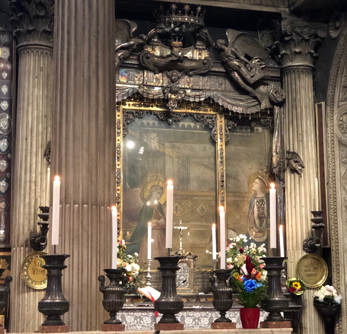 Фреска "Благовещение" в базилике Сантиссима Аннунциата во Флоренции. Согласно легенде, лик Девы Марии был написан рукой ангела.