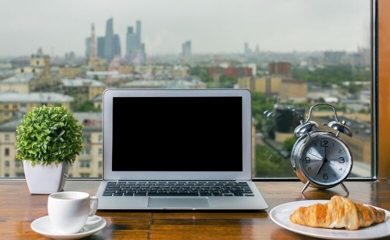 Рабочее место на подоконнике (источник: https://www.canva.com/)