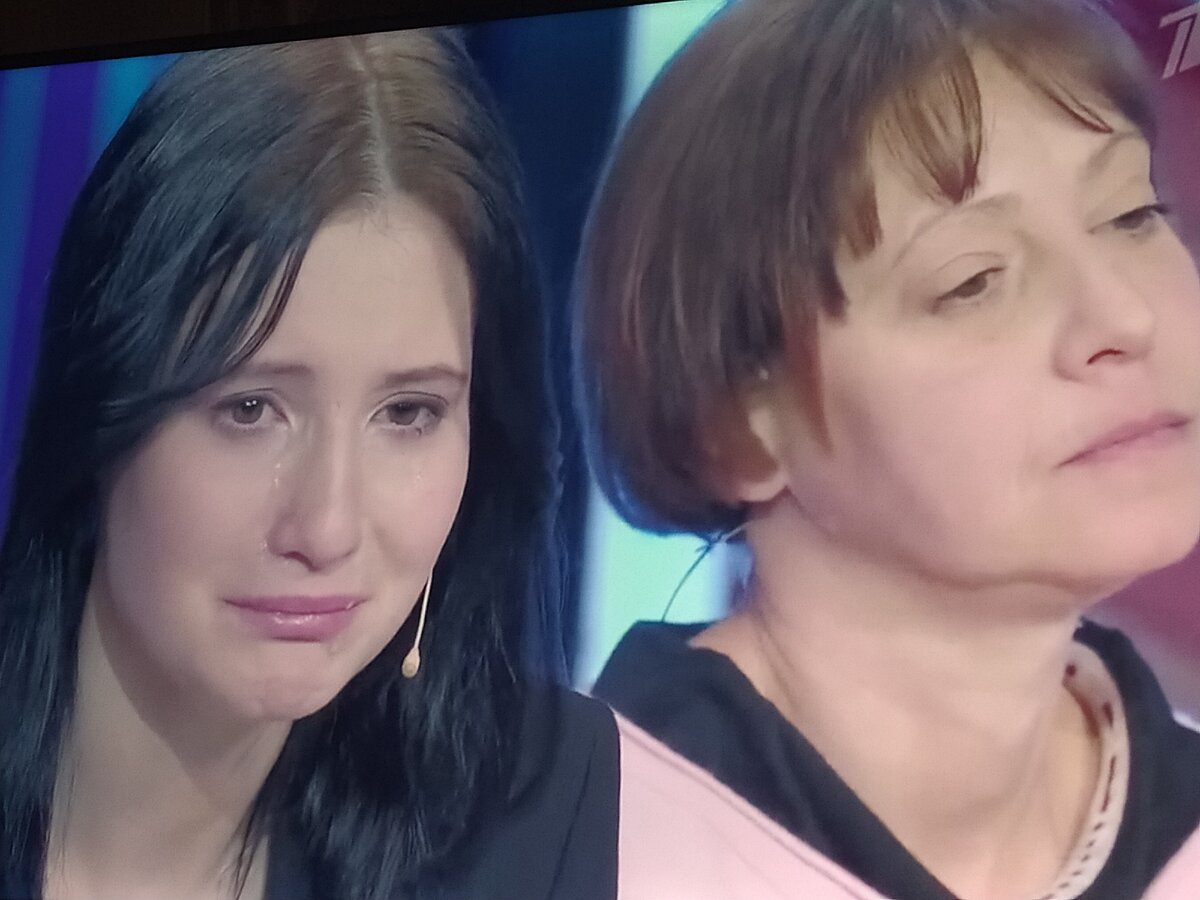 Девушка напомнила Нюту из "Ранеток". Здесь Диана со своей мамой. Это маму ещё и умыли и причесали, в жизни вообще жесть. 