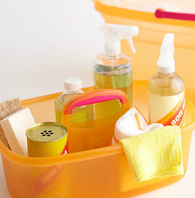 Идея №1: все с собой Небольшой пластиковый ящик – незаменимый помощник во время генеральной уборки. Он избавит вас от необходимости ходить из комнаты в комнату за оставленными моющими средствами. Положите их в ящик и носите его вместе с собой