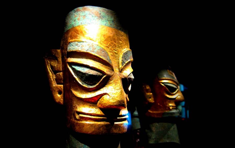 Бронзовые головы из Саньсиндуй в масках из золотой фольги (mono/CC BY 2.0)