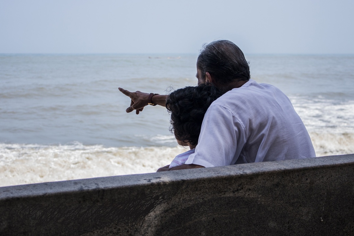 Дед Явно что -то знает!  Коллаж.  Источник -изображение Varun Kulkarni с сайта Pixabay 