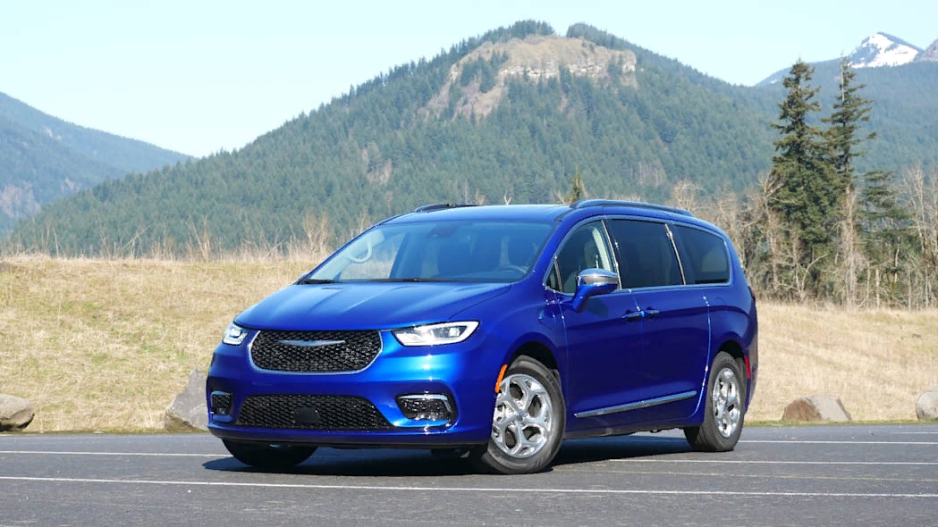 2021 Toyota Sienna vs 2021 Chrysler Pacifica Hybrid,сравнительный тест.