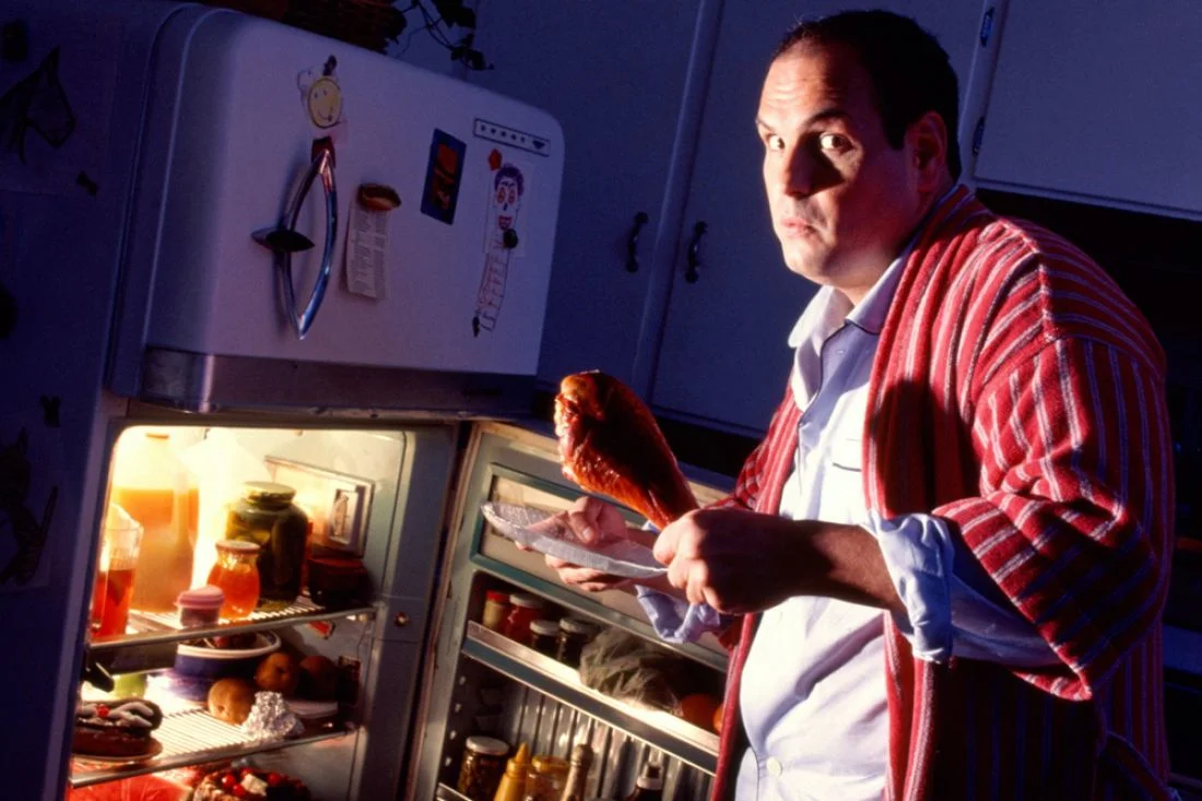 Поздний ужин. Начала кушать ночью. Девушка заглядывает в холодильник. Холодильник ночью. Начала кушать ночью.