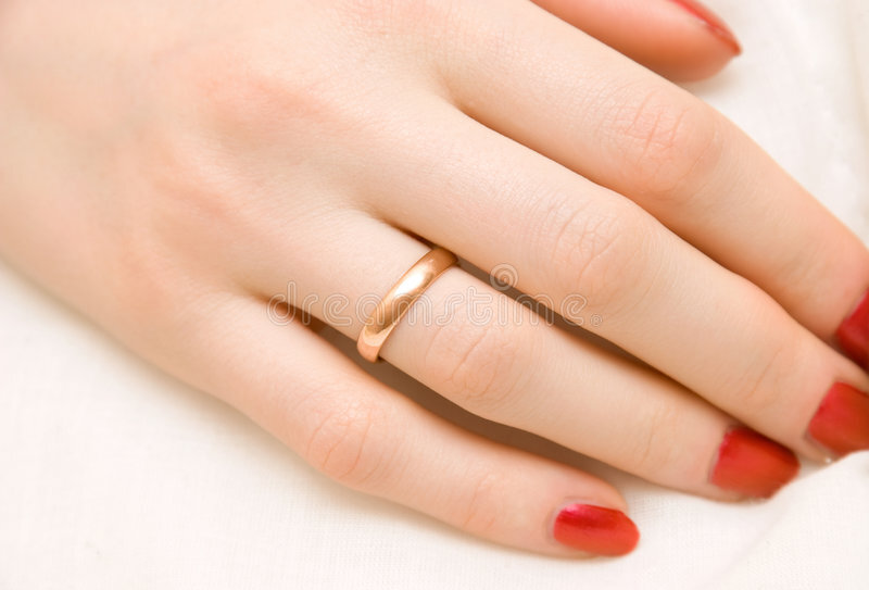 Золотые пальчики. Обручальное кольцо на пальце. Кольцо на руке. Кольцо обручальное женское на пальце. Кольцо на безымянном пальце.