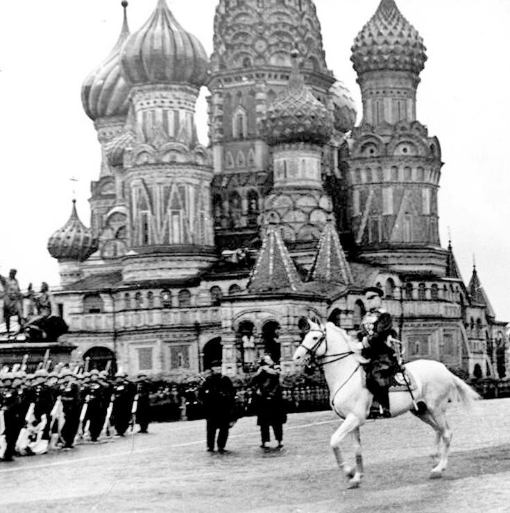Маршал Советского Союза Георгий Константинович Жуков принимает Парад Победы 1945